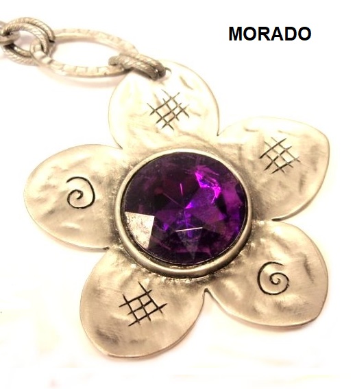 Detalle de la flor morada del collar metal oxido